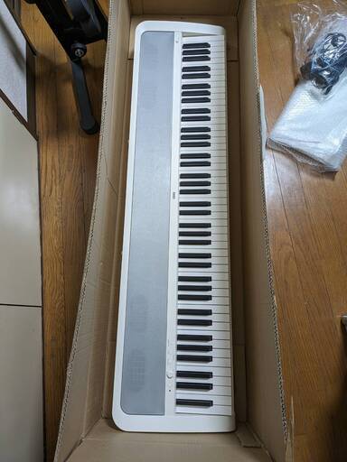 総額10万ほど 未使用 KORG 電子ピアノ B1 ホワイト 譜面台ピアノスタンド椅子セット
