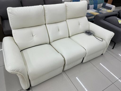 真ん中の背もたれを倒すとテーブルに!!NITORIニトリ3P電動リクライニングソファNo.420