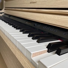 2023年製 Rolandローランド HP704-LA　新品同様 電子ピアノ 木製鍵盤（ハイブリッド） Roland HPシリーズ