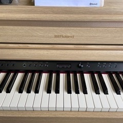 2023年製 Rolandローランド HP704-LA　新品同様 電子ピアノ 木製鍵盤（ハイブリッド） Roland HPシリーズ