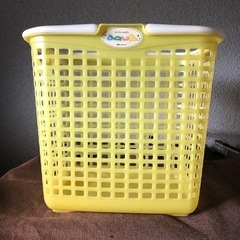 黄色い洗濯カゴ
