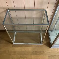 中古ガラスケース 美品 約 60㎝×31㎝×64㎝ 移動可能な棚板2枚