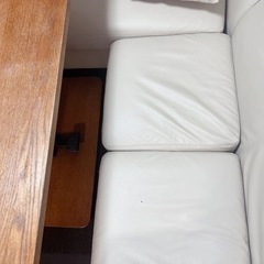 ダイニングテーブルとソファー