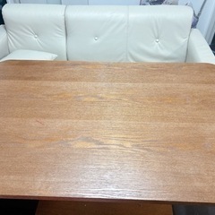 ダイニングテーブルとソファー