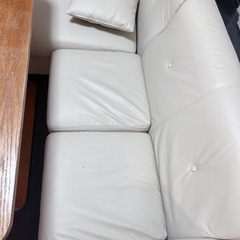 ダイニングテーブルとソファー