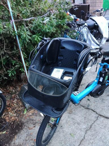 Ｆ06土日も️お子様と土足のままいろいろなタイプの電動自転車ご試乗可能  電動自転車・リサイクル専門店　　ご試乗をしてから、ご購入できます。  ２０インチ、チャイルドシート、２人乗り、３人乗り、１人乗り電動自転車  バカ良心的な電動自転車屋１００日間・安心の無料点検・️無料交換保証サービス付き  後ろチャイルドシートを大きめのかごに変更のオプション無料です。  バッテリーは新品の９０％以上の性能です。  １回の充電で３０Ｋｍ程