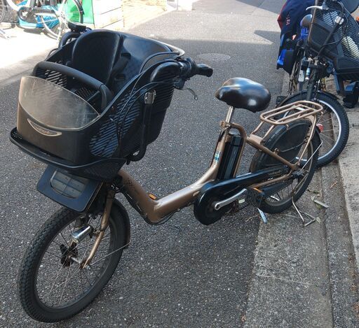 Ｆ07土日も️お子様と土足のままいろいろなタイプの電動自転車ご試乗可能  電動自転車・リサイクル専門店　　ご試乗をしてから、ご購入できます。  ２０インチ、チャイルドシート、２人乗り、３人乗り、１人乗り電動自転車  バカ良心的な電動自転車屋１００日間・安心の無料点検・️無料交換保証サービス付き  後ろチャイルドシートを大きめのかごに変更のオプション無料です。  バッテリーは新品の９０％以上の性能です。  １回の充電で３０Ｋｍ程