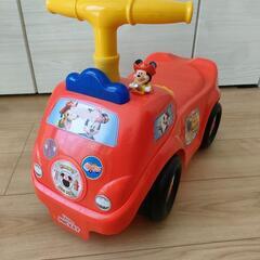 取り引き中　子供　おもちゃ　消防車