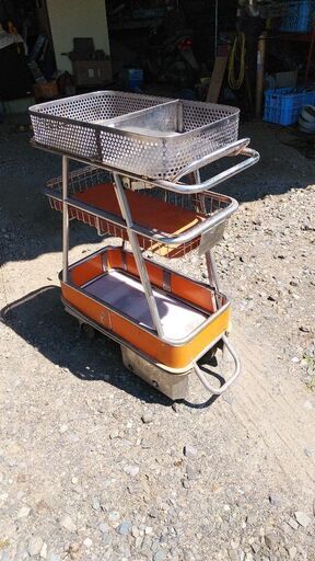 車内販売カートです。
