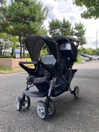 Gracoの二人乗りベビーカー「DUOGLIDER」とチャイルドシート×2   ベース　x2のフルセットです。