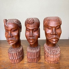 アフリカ土産　木彫置物　高さ20センチ。一つでも二つでも三つでも可。
