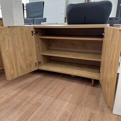 ▼値下げ▼【展示品・未使用品】木目調サイドボード 収納棚 ファブリック 日本製 参考価格69,990円💳自社配送時🌟代引き可💳※現金、クレジット、スマホ決済対応※