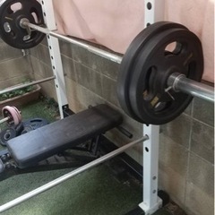 パワーラック、ベンチ、ダンベル、ベンチプレス