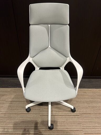 【展示品・未使用品】チェア 椅子 ハイバックデザイン オフィスチェア 幅63cm 参考価格12,990円自社配送時代引き可※現金、クレジット、スマホ決済対応※【送料に設置込】