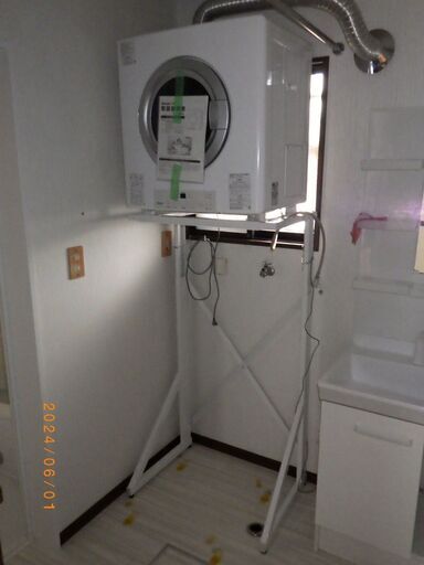 乾太くん（リンナイ・ガス衣料乾燥機、専用台付き）