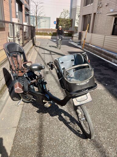 Ｆ18️土日も️お子様と土足のままいろいろなタイプの電動自転車ご試乗可能  電動自転車・リサイクル専門店　　ご試乗をしてから、ご購入できます。  ２０インチ、チャイルドシート、２人乗り、３人乗り、１人乗り電動自転車  バカ良心的な電動自転車屋１００日間・安心の無料点検・️無料交換保証サービス付き  後ろチャイルドシートを大きめのかごに変更のオプション無料です。  バッテリーは新品の９０％以上の性能です。  １回の充電で３０Ｋｍ