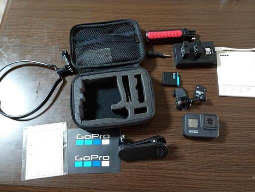 GoPro HERO8 本体と付属品です。　ジャンク扱い