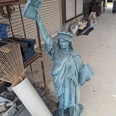 自由の女神像モチーフの像