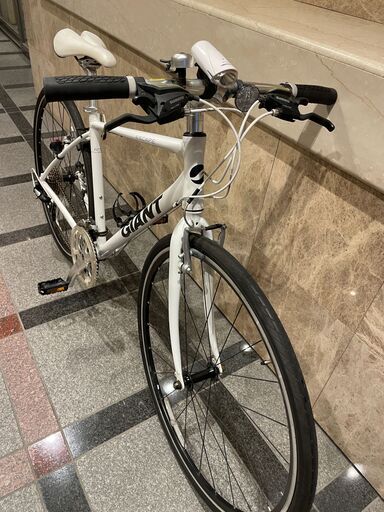 GIANT ESCAPE R3-白-クロスバイク GIANT ESCAPE R3-エスケープクロス