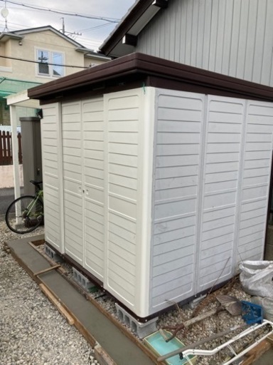 お話し中\n【鍵付き】ヨド　物置　二段棚付　鍵あり　現役中古品