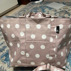 ROOTOTEのマザーズバッグです。上品なピンクのドット柄。