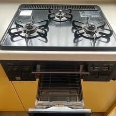 L字のキッチン(取り外されてません。ビルトインコンロ、上部収納、換気扇付き)  