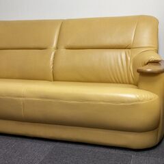 3人掛のソファです　色は落ち着いた明るい黄土色です