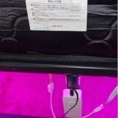 ベッドマット、ベッドフレーム、ソファ、ガラスラック、TV65インチ、TV