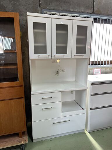 家具探すなら「リサイクルR」❕レンジボード❕食器棚❕ ゲート付き軽トラ”無料貸出❕購入後取り置きにも対応 ❕R5007
