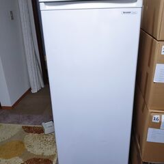 SHARP 167L 冷凍庫 ストッカー FJ-HS17X ホワイト Amazon | シャープ 167L 冷凍庫（フリーザー）直冷式 ホワイト系