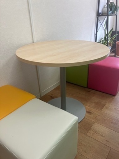 オフィス用　テーブル×1  ソファ×4