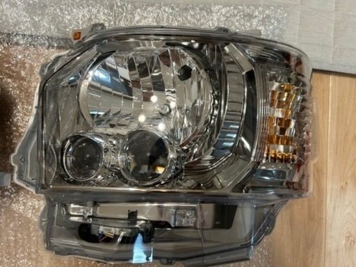 ハイエース7型ダークプライ2 新車外しの純正LEDヘッドライト 新車外し