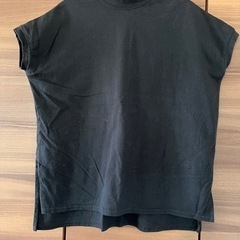 黒のTシャツ　可愛い袖