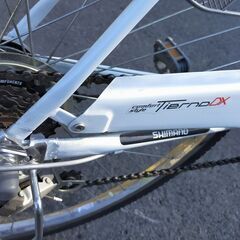 自転車 ノーパンクタイヤ 27インチ 6段切り替え オートライト 2重ロック Tierno DX 白 ホワイト エンドウ商事 