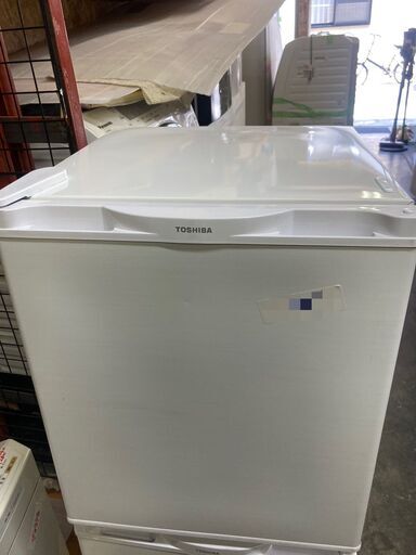 ☆中古￥8,000！TOSHIBA　38㍑1ドア冷蔵庫　家電　2023年製　GR-HB40PAL(WU)型　幅43㎝ｘ奥行45㎝ｘ高さ52㎝　【BF066】