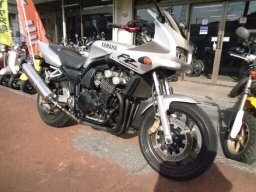 NO.5047　ＦＺ４００　水冷４サイクル１６バルブ４気筒エンジン　シルバー　☆彡