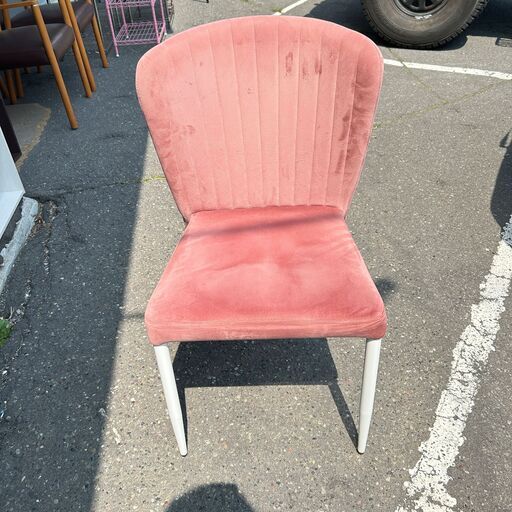 苫小牧発 ピンクカラーファブリックダイニングチェア イス used ホワイト クッション