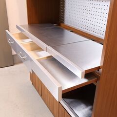 人気のunico(ウニコ)のSTRADA(ストラーダ)シリーズより3面キッチンボードです♪ヴィンテージスタイルのモダンなデザインはカッコいいブルックリンスタイルなどにおススメの食器棚です！！