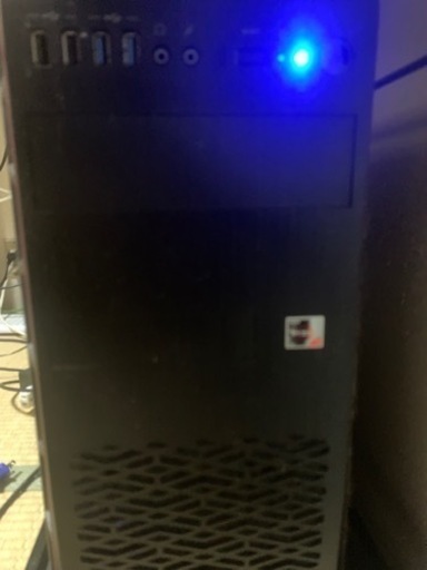 ゲーミングデスクトップパソコンとモニターとキーボード