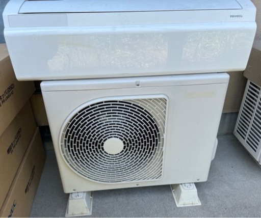 2022年製　TOSHIBA エアコン　RAS- J221M (W) 6畳用　リモコン付き
