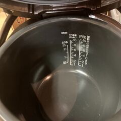 ☆中古￥10,800！ZOUJIRUSHI　10合IH炊飯ジャー　家電　2021年製　NW-VP18E9型　【BF086】