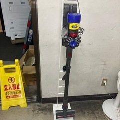 K2406-466 ダイソン V7 slim コードレス掃除機 スタンド付 汚れあり 年式不明 動作確認済み