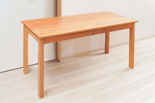 タモ無垢材を使用した丈夫なデスク（幅125・奥行55cm）　美品　『取りに来ていただける方限定で』