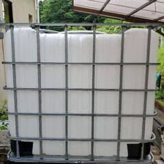 １０００リットルタンク。農業。酪農。貯水タンク。