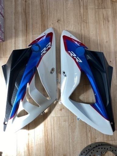 BMW S1000RR 右左セットカーボンサイドカバー　エンブレムキャリア