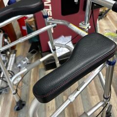 極美品 イーストアイ アルミ製 セーフティーアームUタイプウォーカー キャスター付き 歩行器