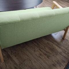 ほぼ未使用のコンパクト二人掛けソファ