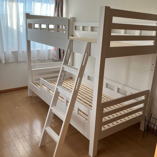 Kati 2段ベッド 高さ160cm ベッドフレーム シングル 木製 棚付き コンセント すのこ 頑丈設計 耐荷重350kg 低ホルムアルデヒド 組み立て手順書付き