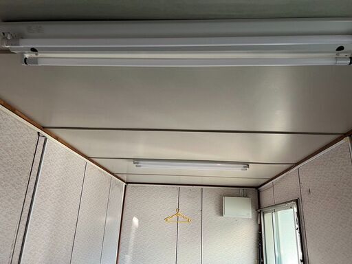 スーパーハウス2台・2トンロングアルミ荷台と2トン冷凍車荷台と仮設