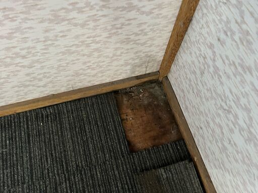 スーパーハウス2台・2トンロングアルミ荷台と2トン冷凍車荷台と仮設